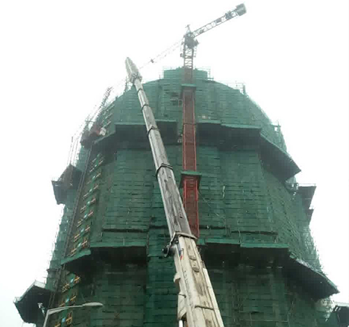 无锡市吊车在工地上作业